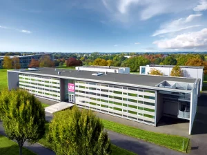 Entrée du bâtiment de Laval Mayenne Technopole abritant Le coworking LMT à Laval en Mayenne