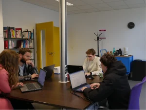 Espace de bureaux partagés du coworking LMT à Laval avec plusieurs professionnels en train de travailler